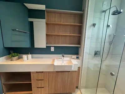 Uma casa de banho em Apartamento 3 dormitórios quadra da praia