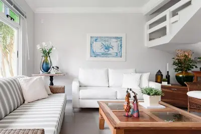 Uma área de estar em Casa mediterrânea de dois andares, no condomínio Villa dos Açores