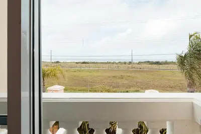 Uma varanda ou terraço em Casa mediterrânea de dois andares, no condomínio Villa dos Açores