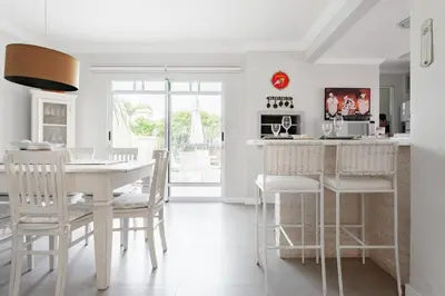 A cozinha ou kitchenette de Casa mediterrânea de dois andares, no condomínio Villa dos Açores