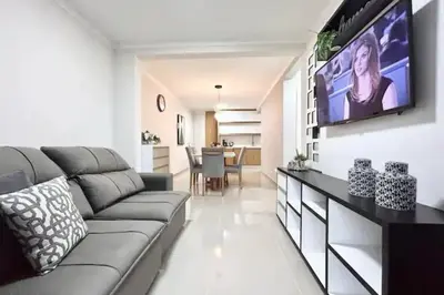 Uma televisão e/ou sistema de entretenimento em Apartamento 104 B com Piscina em Bombinhas