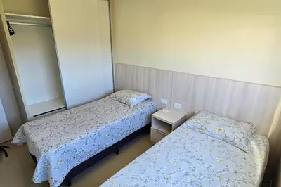 Uma cama ou camas num quarto em Apartamento no Coração de Bombinhas