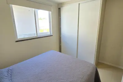 Uma cama ou camas num quarto em Apartamento no Coração de Bombinhas