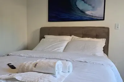 Uma cama ou camas num quarto em Loft Romântico no centro de Bombinhas