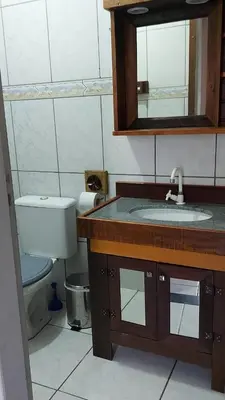 Uma casa de banho em Kitinet 06 aconchego, 350 meters from 4 Ilhas