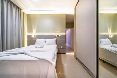 Uma cama ou camas num quarto em Apto c/ 3 suítes, varanda e churrasqueira AT5141