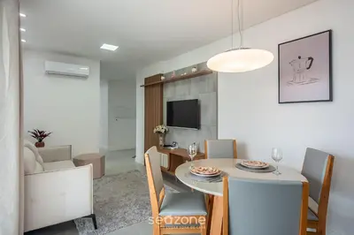 Uma televisão e/ou sistema de entretenimento em Apto a 750m do Mar c/ varanda e churrasq. GVT2105
