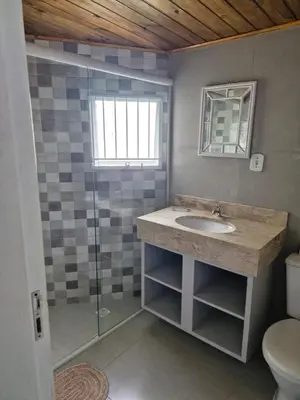 Uma casa de banho em Duplex No 07, 3 quartos frente ao mar de Bombas