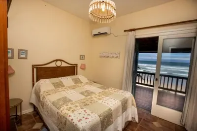 Uma cama ou camas num quarto em Duplex No 07, 3 quartos frente ao mar de Bombas