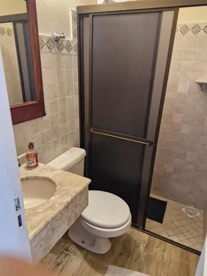 Uma casa de banho em Duplex No 07, 3 quartos frente ao mar de Bombas