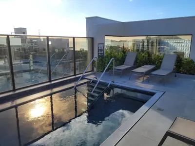 A piscina em ou perto de 2 suites, completo, luxo, piscina aquecida condominio, 1 quadra mar, ideal para descansar