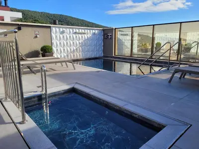 A piscina em ou perto de 2 suites, completo, luxo, piscina aquecida condominio, 1 quadra mar, ideal para descansar