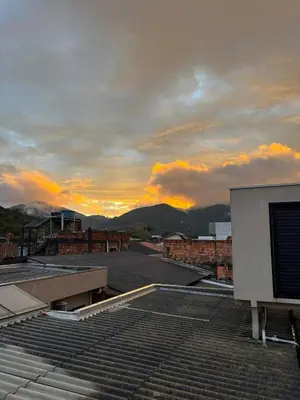 Uma vista geral da montanha ou uma vista da montanha a partir do apartamento
