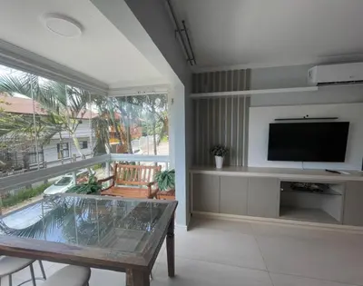 Uma televisão e/ou sistema de entretenimento em Apartamento Cancún perto da praia de Bombinhas centro