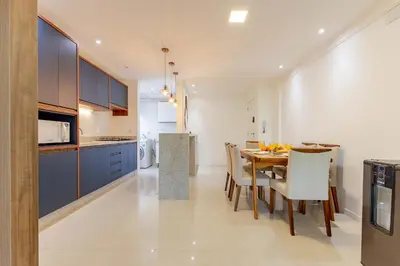 A cozinha ou kitchenette de Amplo Apto a 150 Metros da Praia de Bombinhas