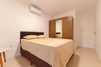 Uma cama ou camas num quarto em Amplo Apto a 150 Metros da Praia de Bombinhas
