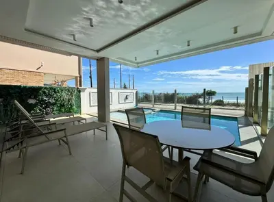 A piscina em ou perto de Bellagio Home, apartamento de frente para o mar, com uma vista incrível para a Praia de Palmas
