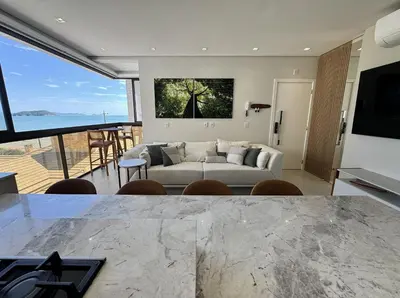 Uma televisão e/ou sistema de entretenimento em Bellagio Home, apartamento de frente para o mar, com uma vista incrível para a Praia de Palmas