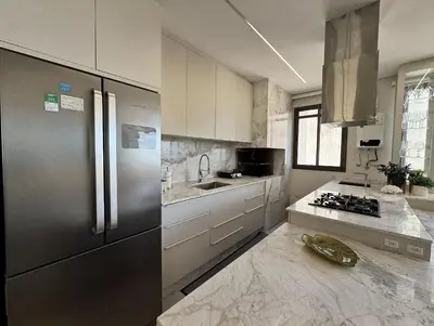 A cozinha ou kitchenette de Bellagio Home, apartamento de frente para o mar, com uma vista incrível para a Praia de Palmas