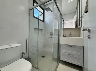 Uma casa de banho em Bellagio Home, apartamento de frente para o mar, com uma vista incrível para a Praia de Palmas