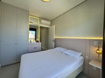 Uma cama ou camas num quarto em Bellagio Home, apartamento de frente para o mar, com uma vista incrível para a Praia de Palmas