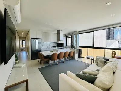 A cozinha ou kitchenette de Bellagio Home, apartamento de frente para o mar, com uma vista incrível para a Praia de Palmas