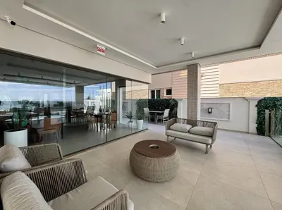 Uma área de estar em Bellagio Home, apartamento de frente para o mar, com uma vista incrível para a Praia de Palmas
