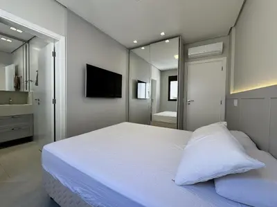 Uma cama ou camas num quarto em Bellagio Home, apartamento de frente para o mar, com uma vista incrível para a Praia de Palmas