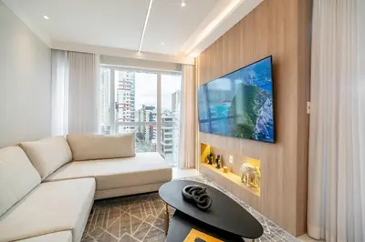 Uma televisão e/ou sistema de entretenimento em Achei Itapema • Vernon Classic Residencial, R.244