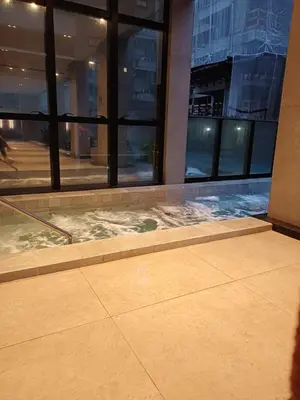 A planta de Apto em Itapema com acesso a piscinas,sendo uma aquecida e academia