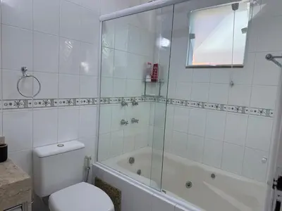 Uma casa de banho em Cobertura duplex com vista mar e piscina privativa