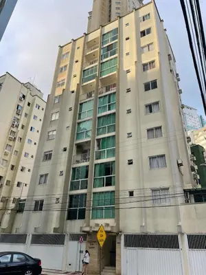 O edifício onde o apartamento está situado