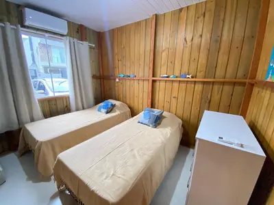 Uma cama ou camas num quarto em Casa de Madera 01 MARISCAL a 400 m da praia 2 quartos 1 banheiros