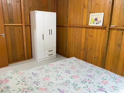 Uma cama ou camas num quarto em Casa de Madera 01 MARISCAL a 400 m da praia 2 quartos 1 banheiros