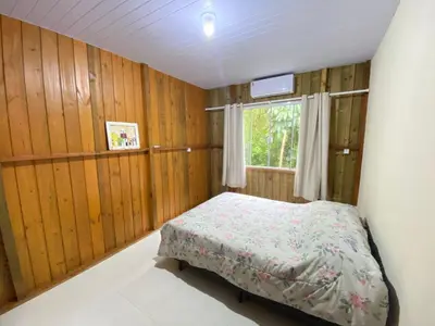 Uma cama ou camas num quarto em Casa de Madera 01 MARISCAL a 400 m da praia 2 quartos 1 banheiros