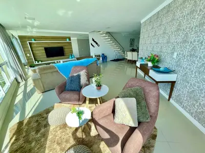 Uma área de estar em Dúplex frente ao mar localiza em Bombas