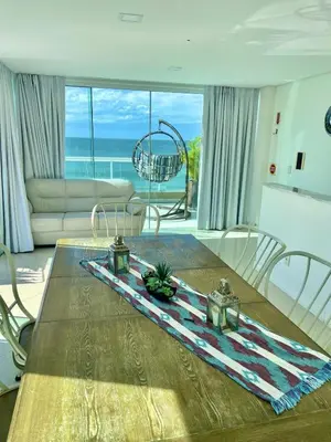 Uma área de estar em Dúplex frente ao mar localiza em Bombas