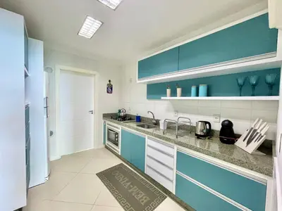 A cozinha ou kitchenette de Dúplex frente ao mar localiza em Bombas