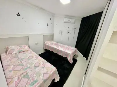 Uma cama ou camas num quarto em Dúplex frente ao mar localiza em Bombas