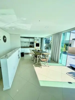 A cozinha ou kitchenette de Dúplex frente ao mar localiza em Bombas