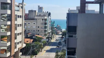 Uma vista do mar geral ou uma vista do mar a partir do apartamento