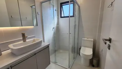 Uma casa de banho em Flat com Piscina
