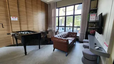 Uma televisão e/ou sistema de entretenimento em Flat com Piscina