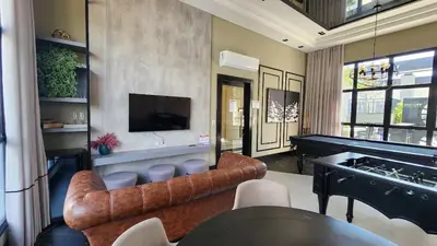 Uma televisão e/ou sistema de entretenimento em Flat com Piscina