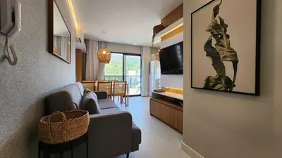 Uma televisão e/ou sistema de entretenimento em Flat com Piscina