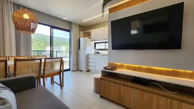Uma televisão e/ou sistema de entretenimento em Flat com Piscina