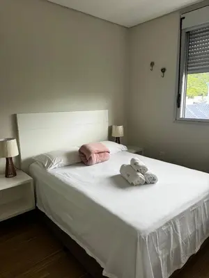 Uma cama ou camas num quarto em Apartamento Lindo em Palmas com Piscina 200m do mar