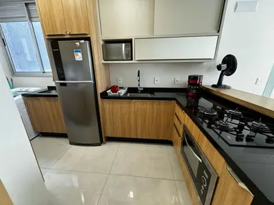 A cozinha ou kitchenette de Apartamento Lindo em Palmas com Piscina 200m do mar