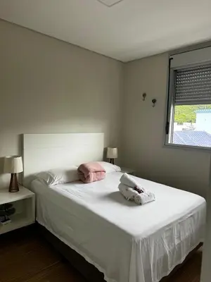 Uma cama ou camas num quarto em Apartamento Lindo em Palmas com Piscina 200m do mar