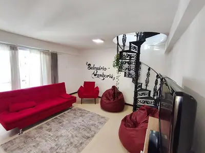 Uma área de estar em Cobertura duplex c/ terraço e churrasqueira em BC